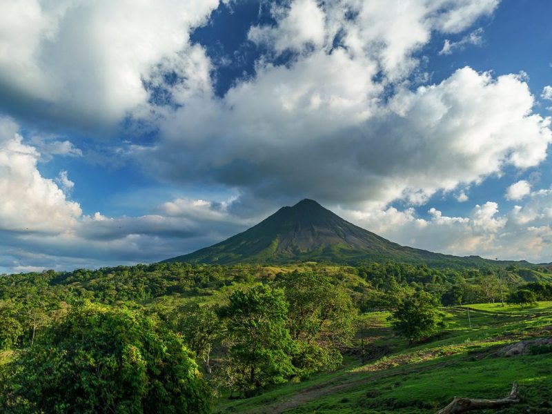 volcano, costa rica, clouds-2355772.jpg